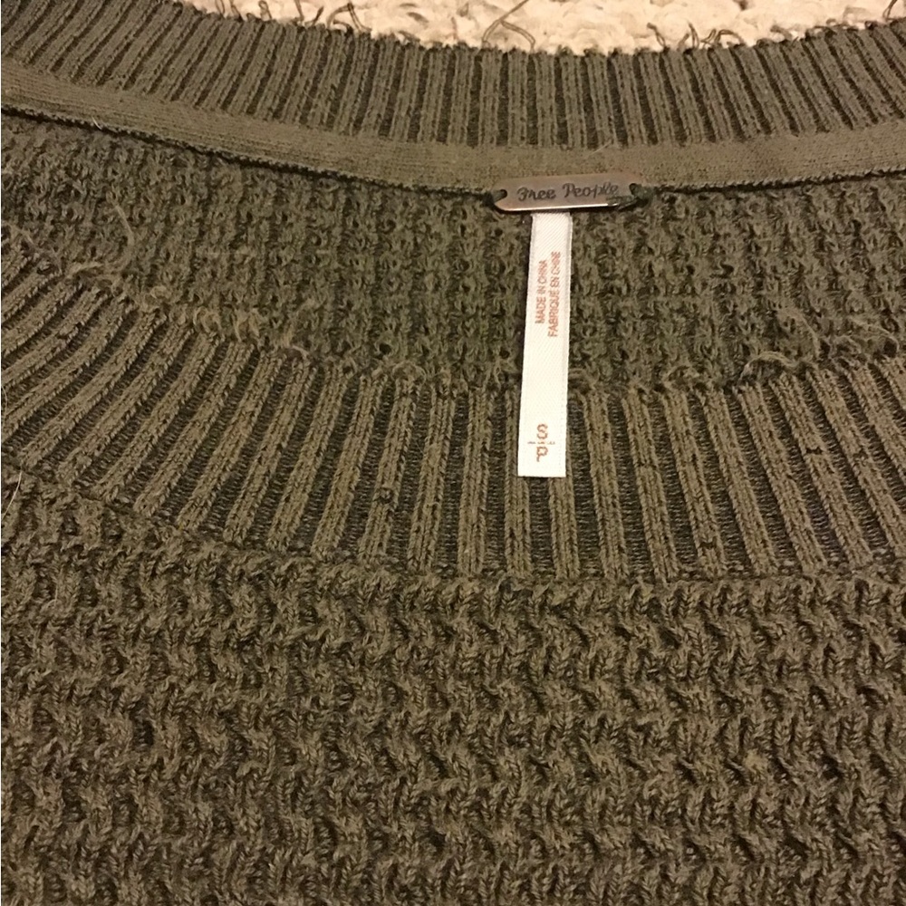 FREE PEOPLE SZ S OLIVE GREEN WAFFLE KNIT TUNIC TOP SLIGHT DISTRESSING EU… - Picture 2 of 2